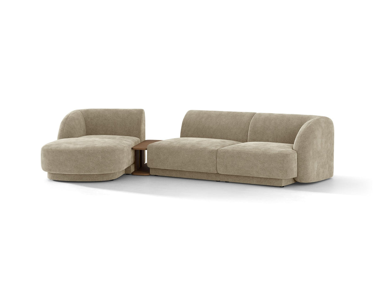 Braunes modulares Sofa Miley von Micadoni mit Bouclé-Stoff, schwarzen Kunststoffbeinen und breiter Sitzfläche im Wohnraum.