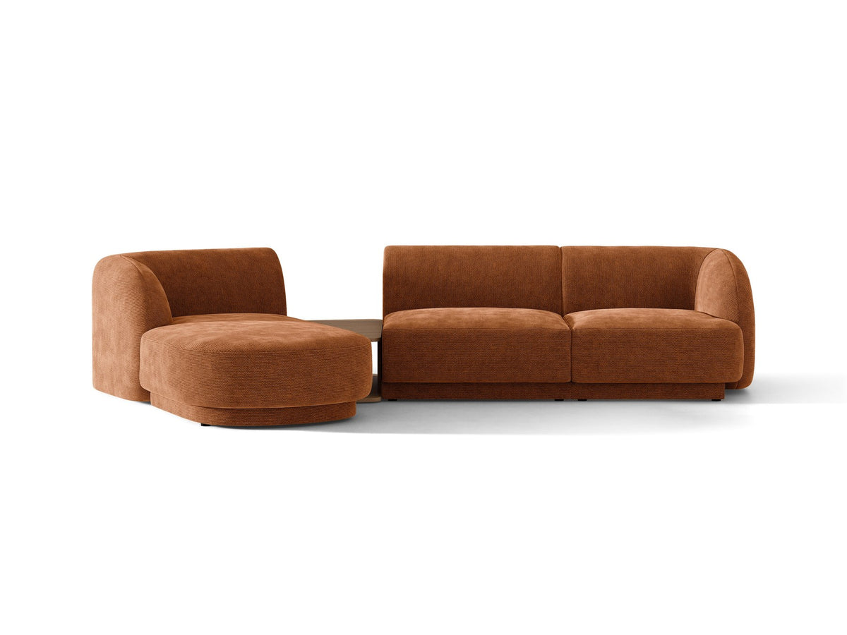Braunes modulares Sofa Miley von Micadoni mit Bouclé-Stoff, schwarzen Kunststoffbeinen und breiter Sitzfläche im Wohnraum.