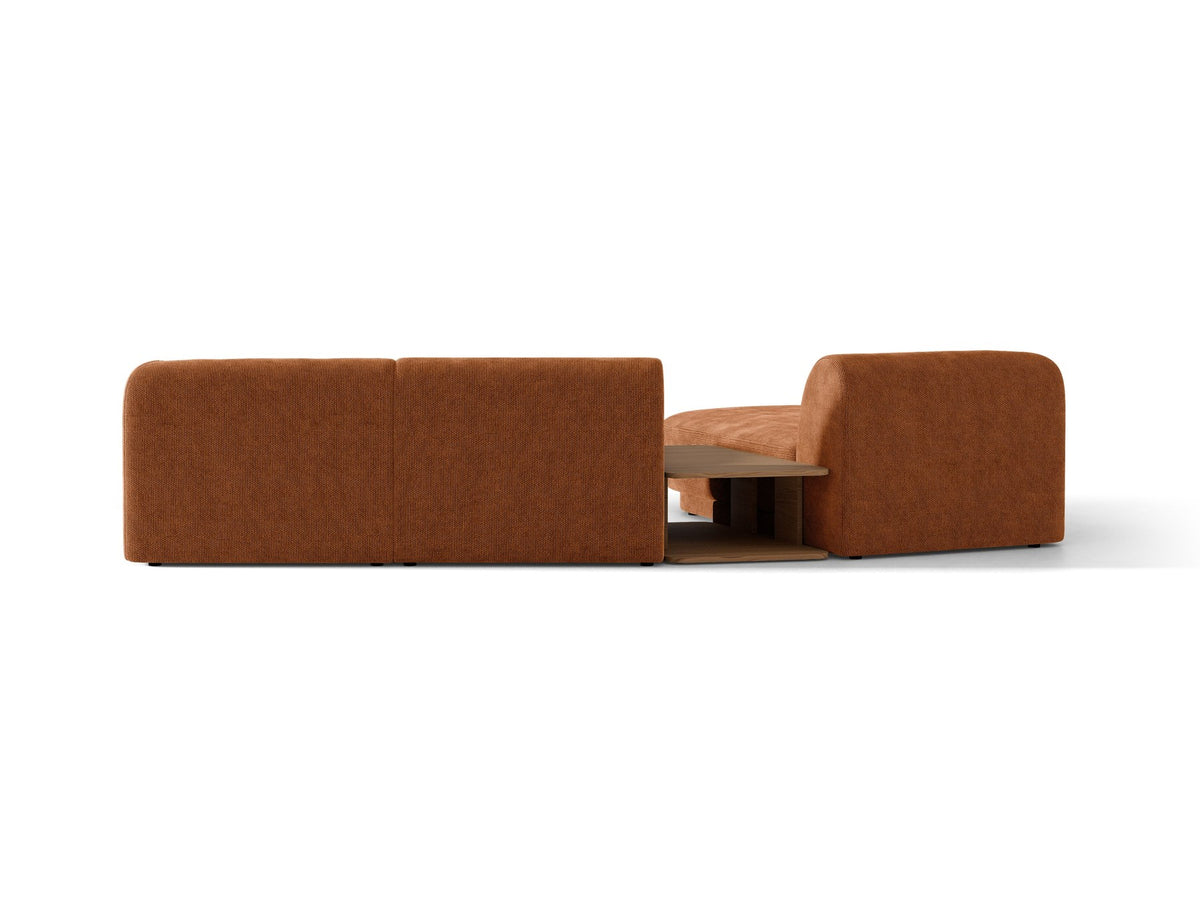 Braunes modulares Sofa Miley von Micadoni mit Bouclé-Stoff, schwarzen Kunststoffbeinen und breiter Sitzfläche im Wohnraum.