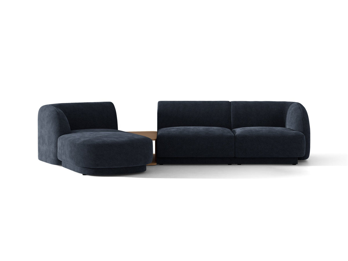 Braunes modulares Sofa Miley von Micadoni mit Bouclé-Stoff, schwarzen Kunststoffbeinen und breiter Sitzfläche im Wohnraum.