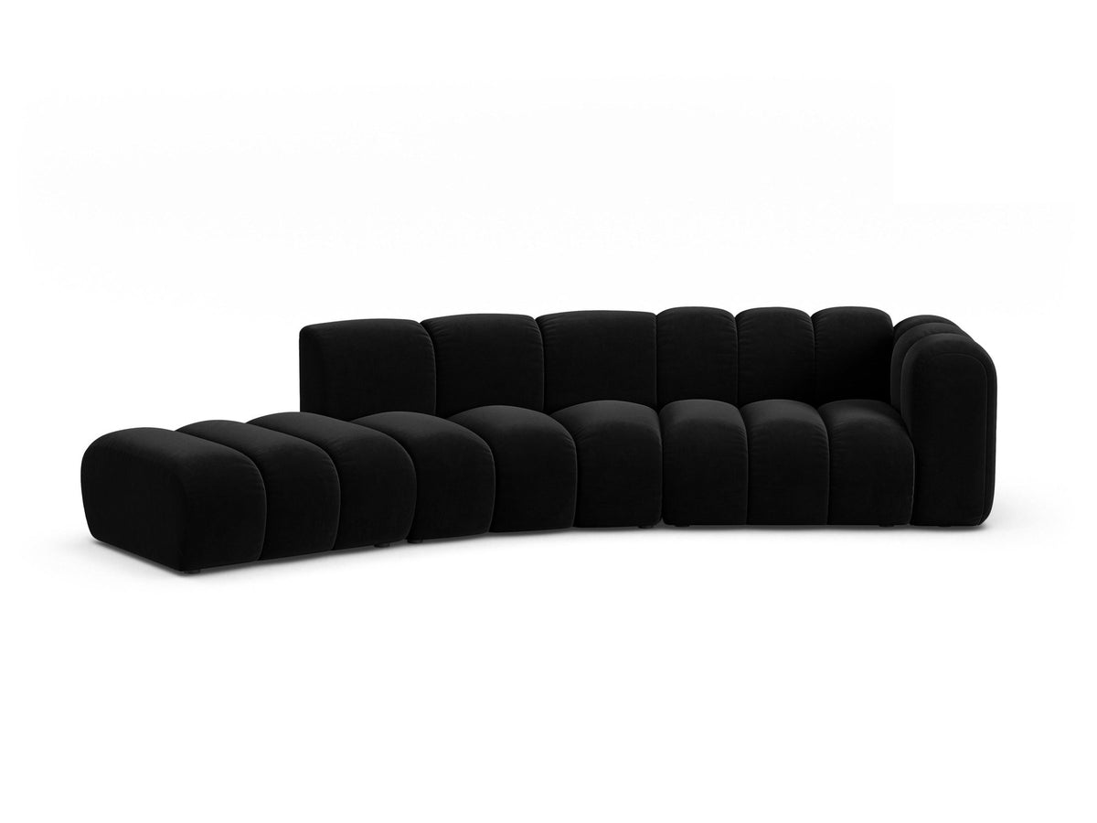 Offenes rundes L-Sofa links Lupine von Micadoni in leichtem Beige, bezogen mit Samtstoff Venus, schwarze Kunststoffbeine.