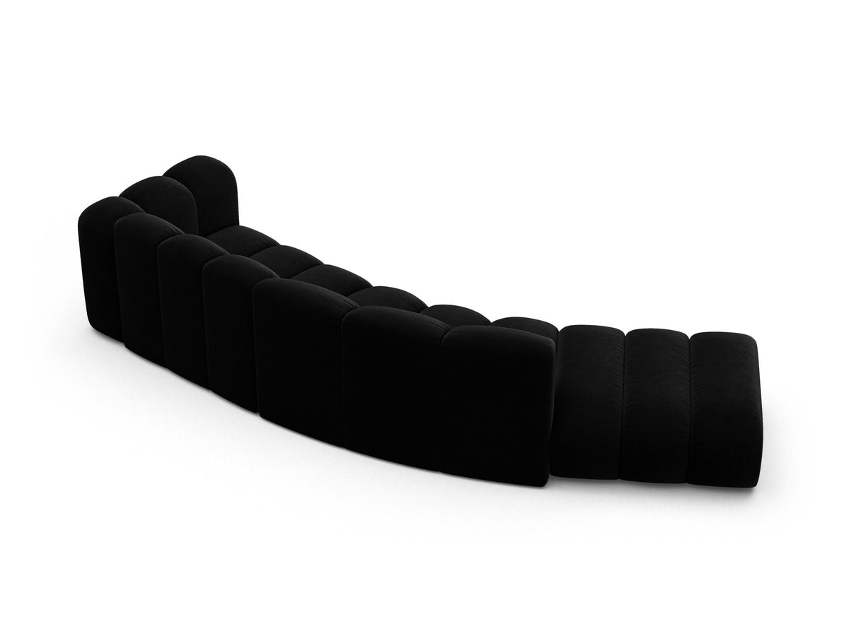 Offenes rundes L-Sofa links Lupine von Micadoni in leichtem Beige, bezogen mit Samtstoff Venus, schwarze Kunststoffbeine.