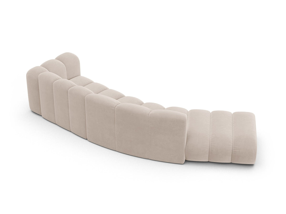 Offenes rundes L-Sofa links Lupine von Micadoni in leichtem Beige, bezogen mit Samtstoff Venus, schwarze Kunststoffbeine.