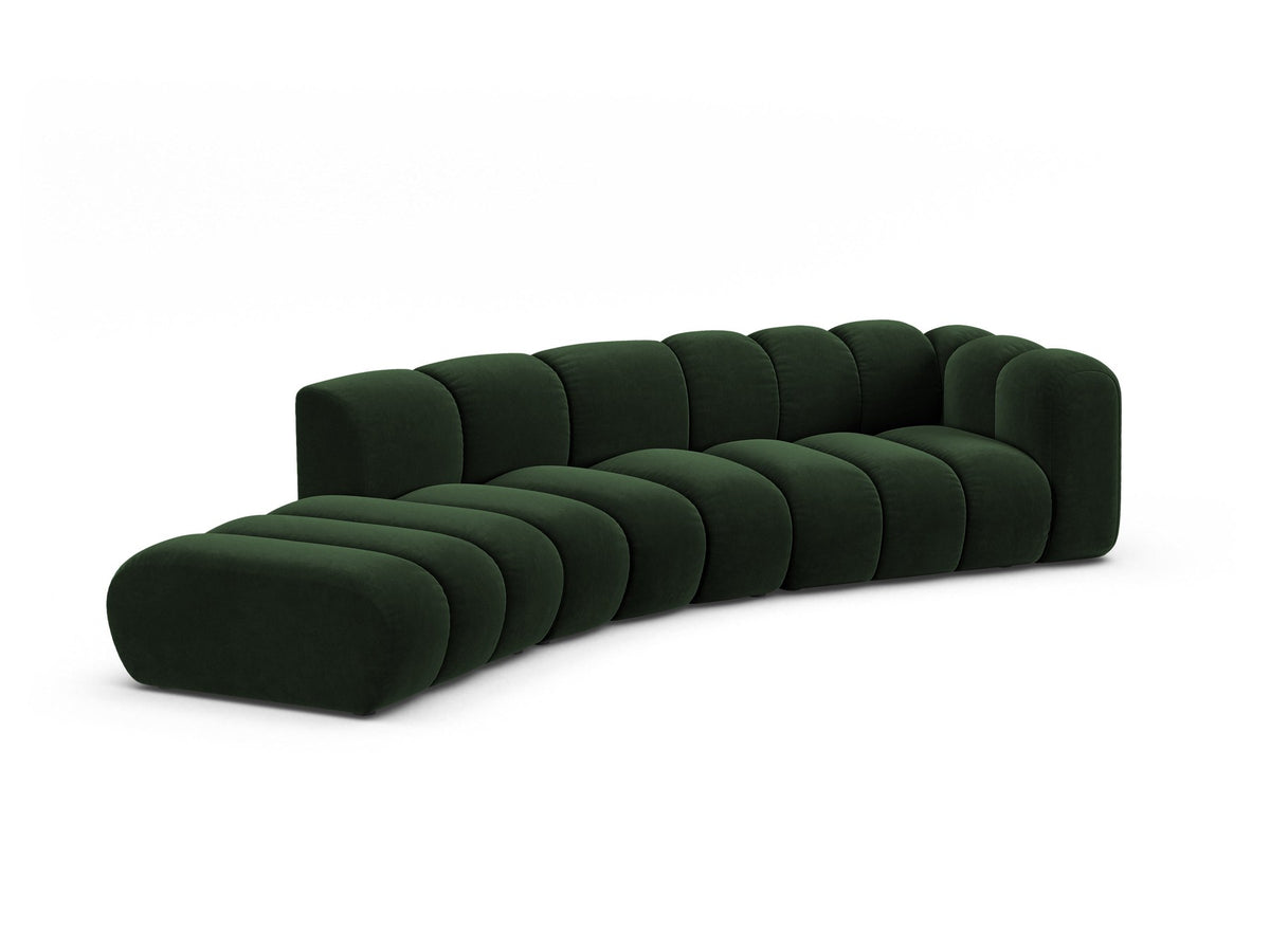 Offenes rundes L-Sofa links Lupine von Micadoni in leichtem Beige, bezogen mit Samtstoff Venus, schwarze Kunststoffbeine.
