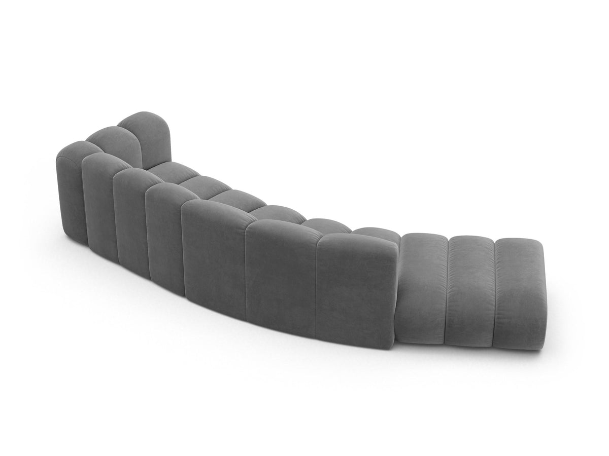 Offenes rundes L-Sofa links Lupine von Micadoni in leichtem Beige, bezogen mit Samtstoff Venus, schwarze Kunststoffbeine.