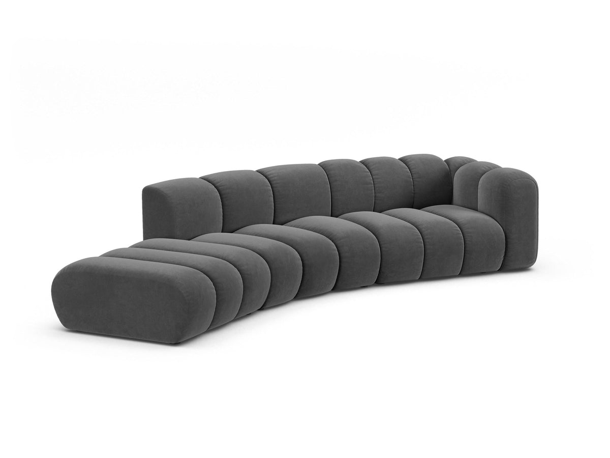 Offenes rundes L-Sofa links Lupine von Micadoni in leichtem Beige, bezogen mit Samtstoff Venus, schwarze Kunststoffbeine.