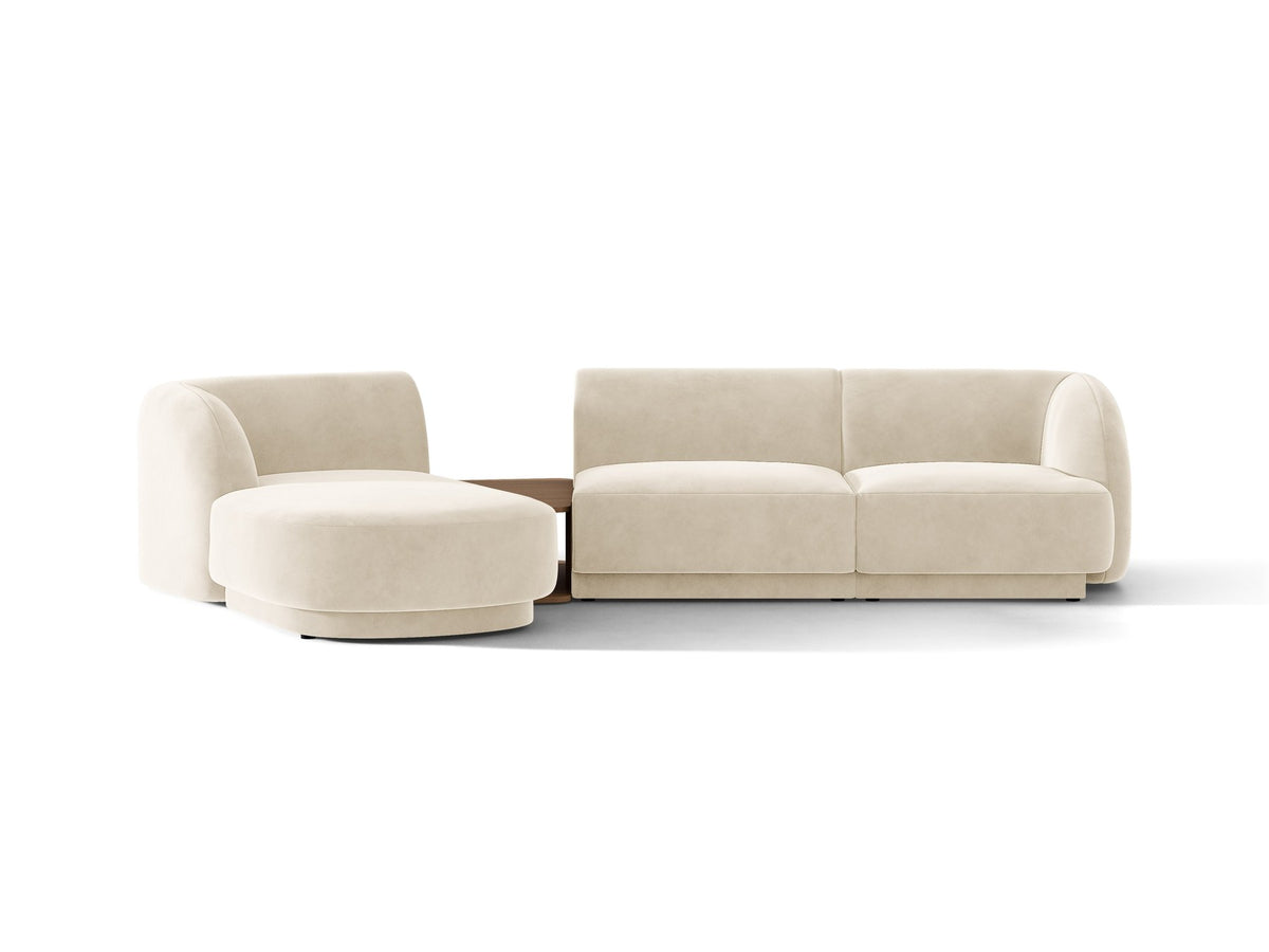Braunes modulares Sofa Miley von Micadoni mit Bouclé-Stoff, schwarzen Kunststoffbeinen und breiter Sitzfläche im Wohnraum.