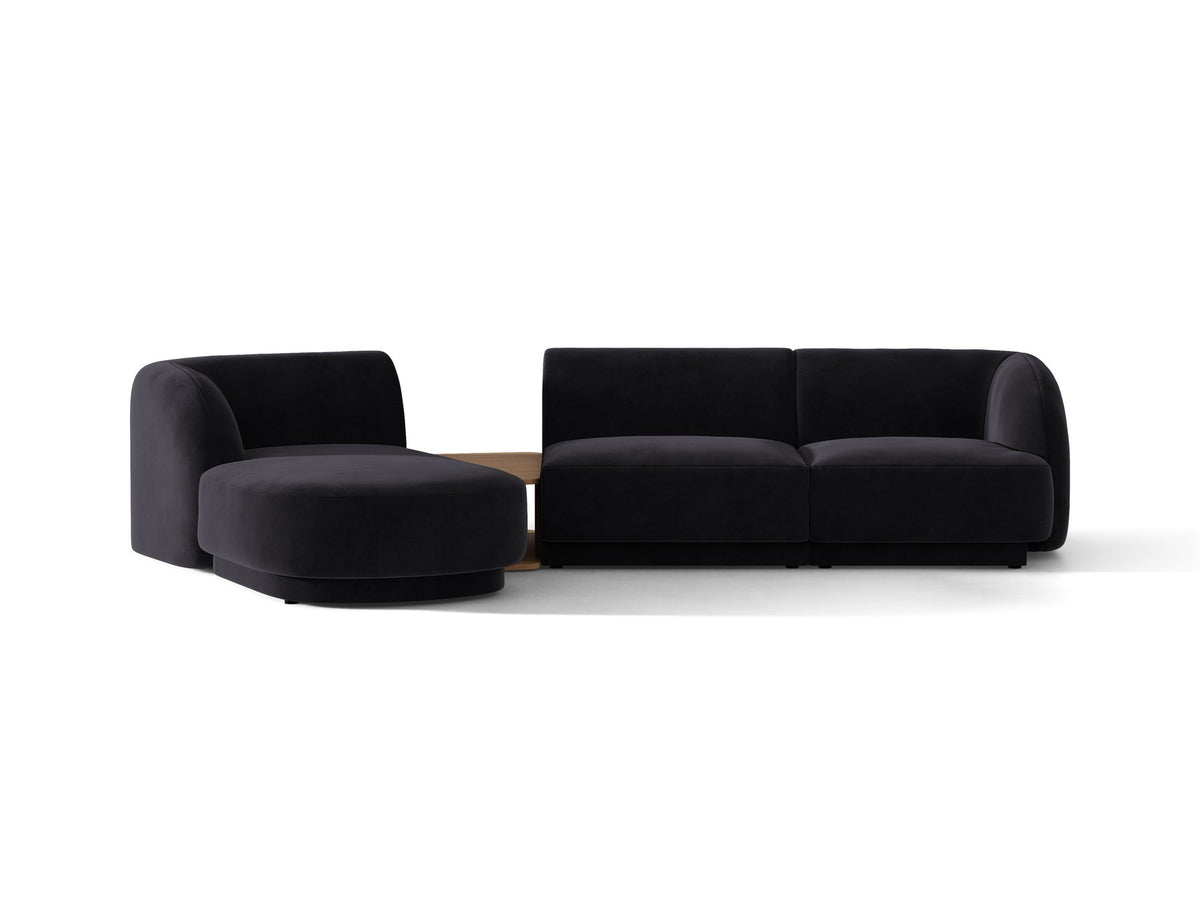 Braunes modulares Sofa Miley von Micadoni mit Bouclé-Stoff, schwarzen Kunststoffbeinen und breiter Sitzfläche im Wohnraum.
