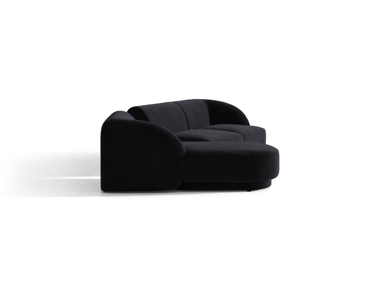 Braunes modulares Sofa Miley von Micadoni mit Bouclé-Stoff, schwarzen Kunststoffbeinen und breiter Sitzfläche im Wohnraum.