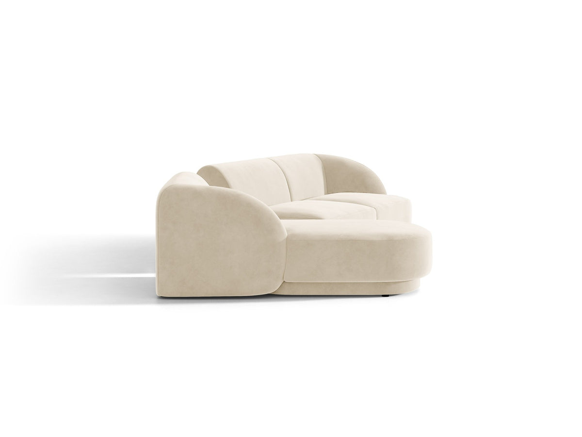 Braunes modulares Sofa Miley von Micadoni mit Bouclé-Stoff, schwarzen Kunststoffbeinen und breiter Sitzfläche im Wohnraum.