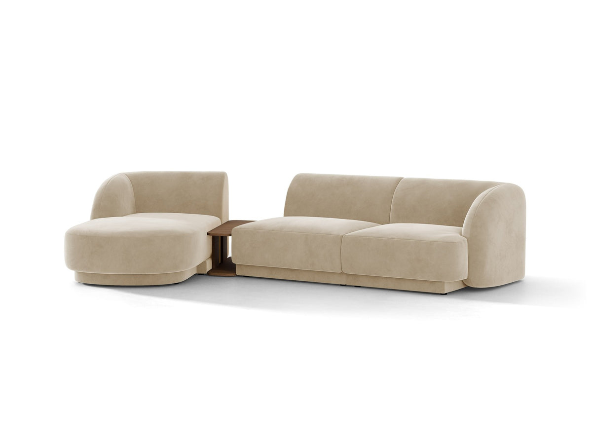 Braunes modulares Sofa Miley von Micadoni mit Bouclé-Stoff, schwarzen Kunststoffbeinen und breiter Sitzfläche im Wohnraum.