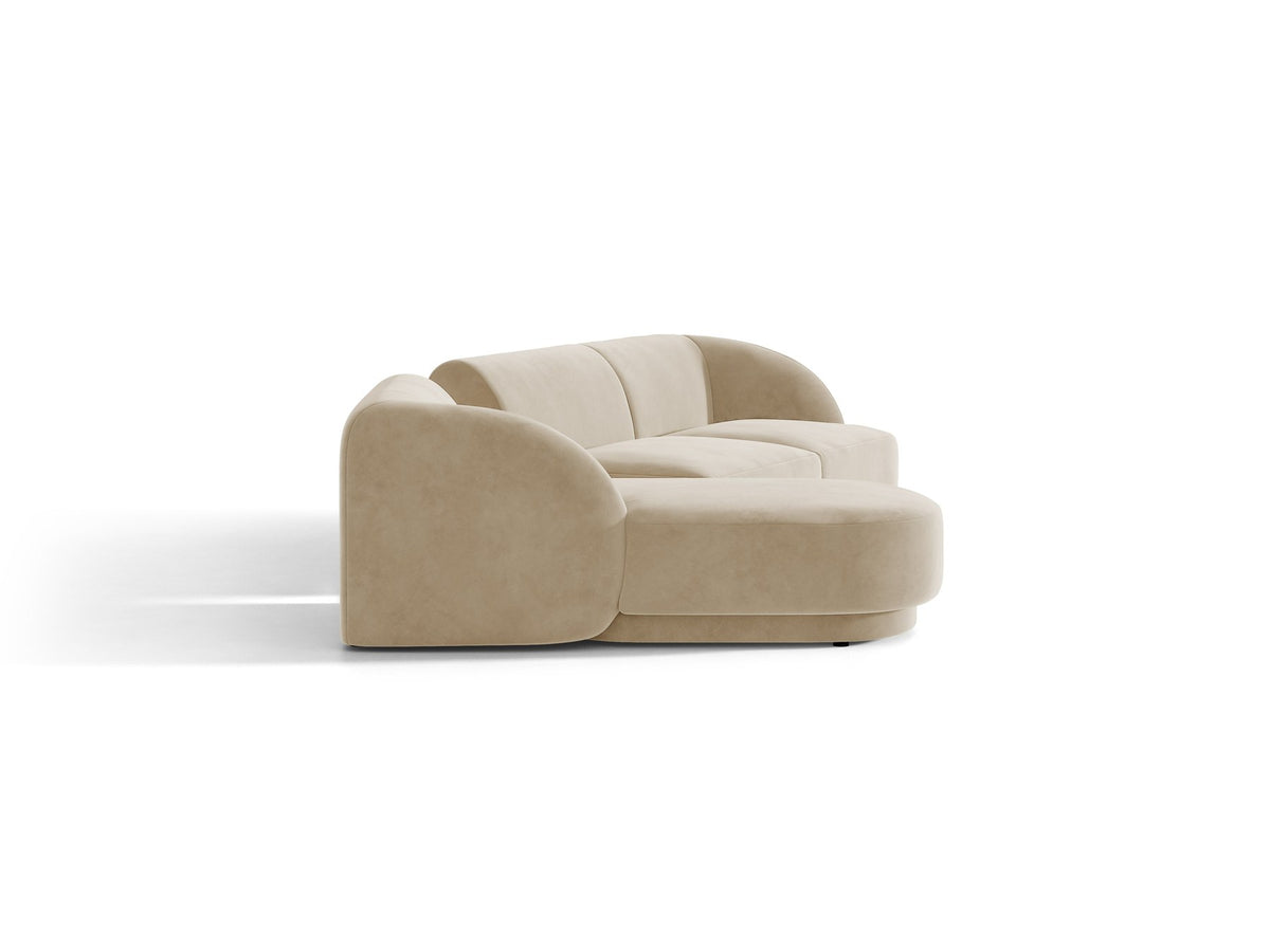 Braunes modulares Sofa Miley von Micadoni mit Bouclé-Stoff, schwarzen Kunststoffbeinen und breiter Sitzfläche im Wohnraum.