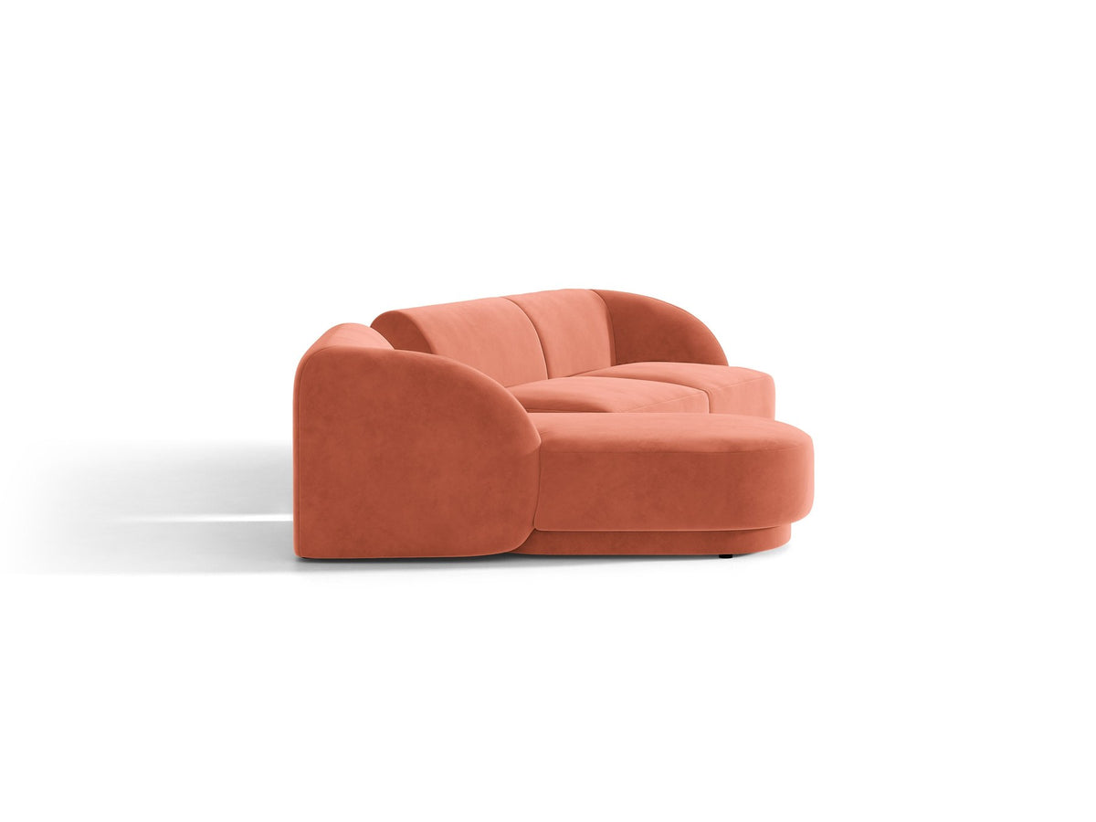 Braunes modulares Sofa Miley von Micadoni mit Bouclé-Stoff, schwarzen Kunststoffbeinen und breiter Sitzfläche im Wohnraum.