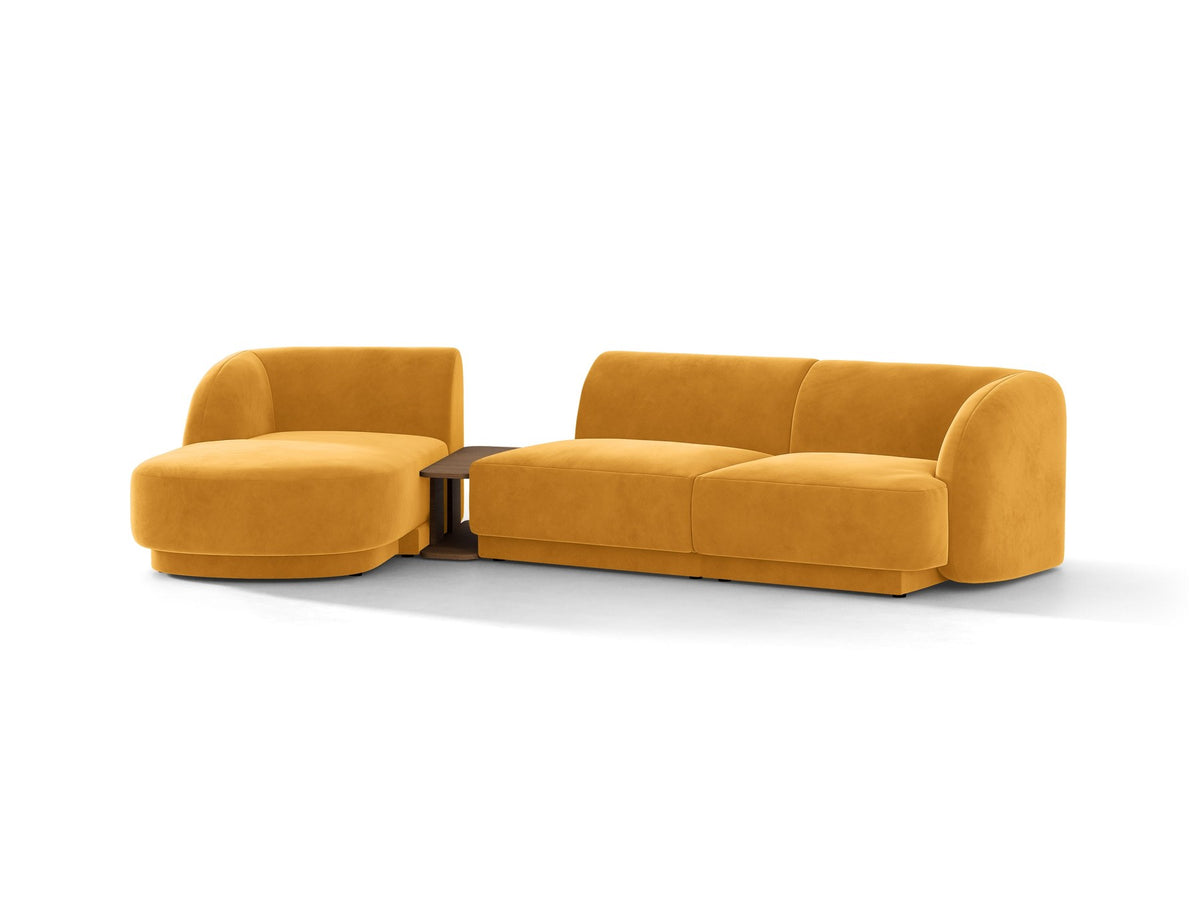 Braunes modulares Sofa Miley von Micadoni mit Bouclé-Stoff, schwarzen Kunststoffbeinen und breiter Sitzfläche im Wohnraum.