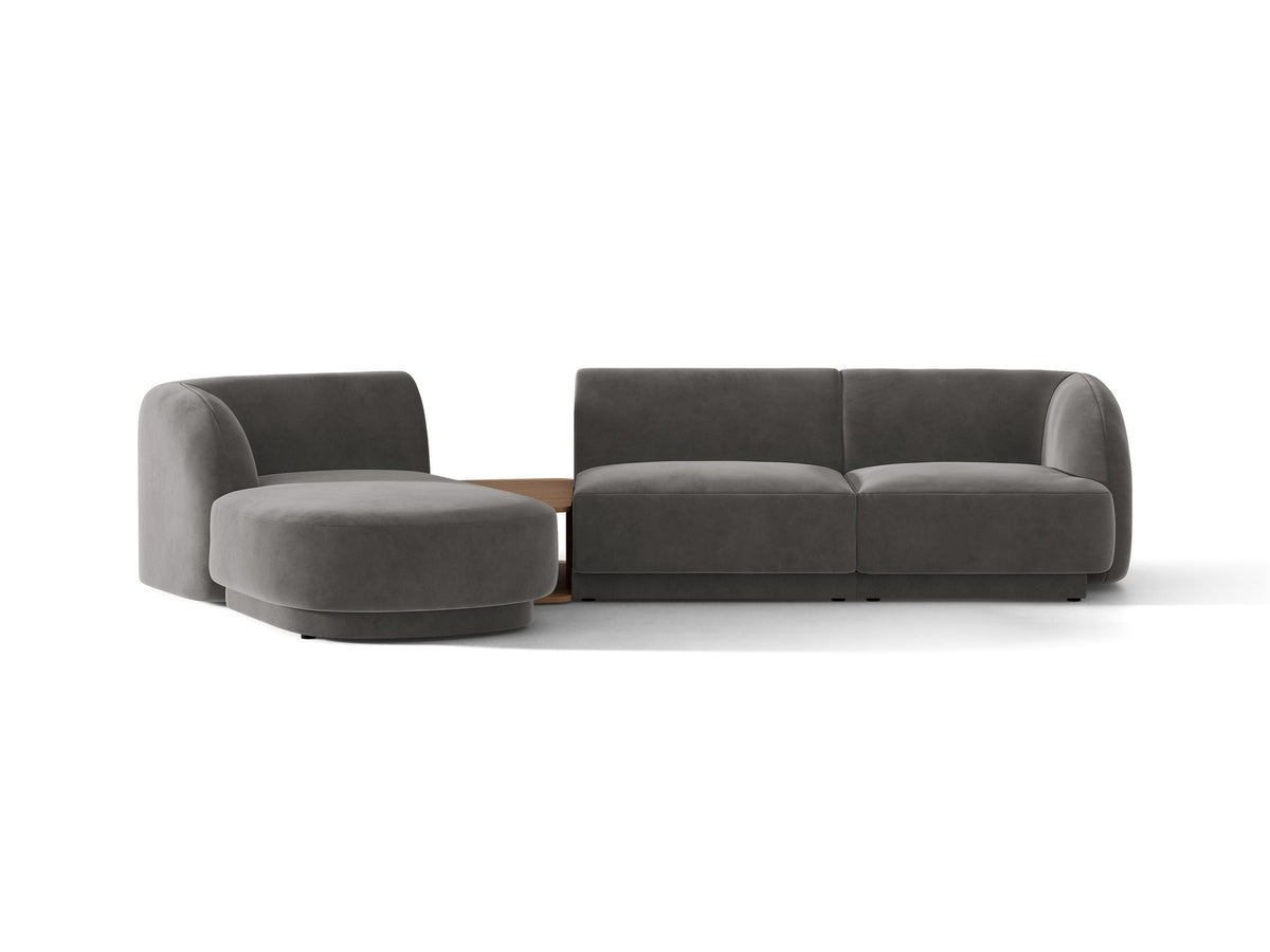 Braunes modulares Sofa Miley von Micadoni mit Bouclé-Stoff, schwarzen Kunststoffbeinen und breiter Sitzfläche im Wohnraum.