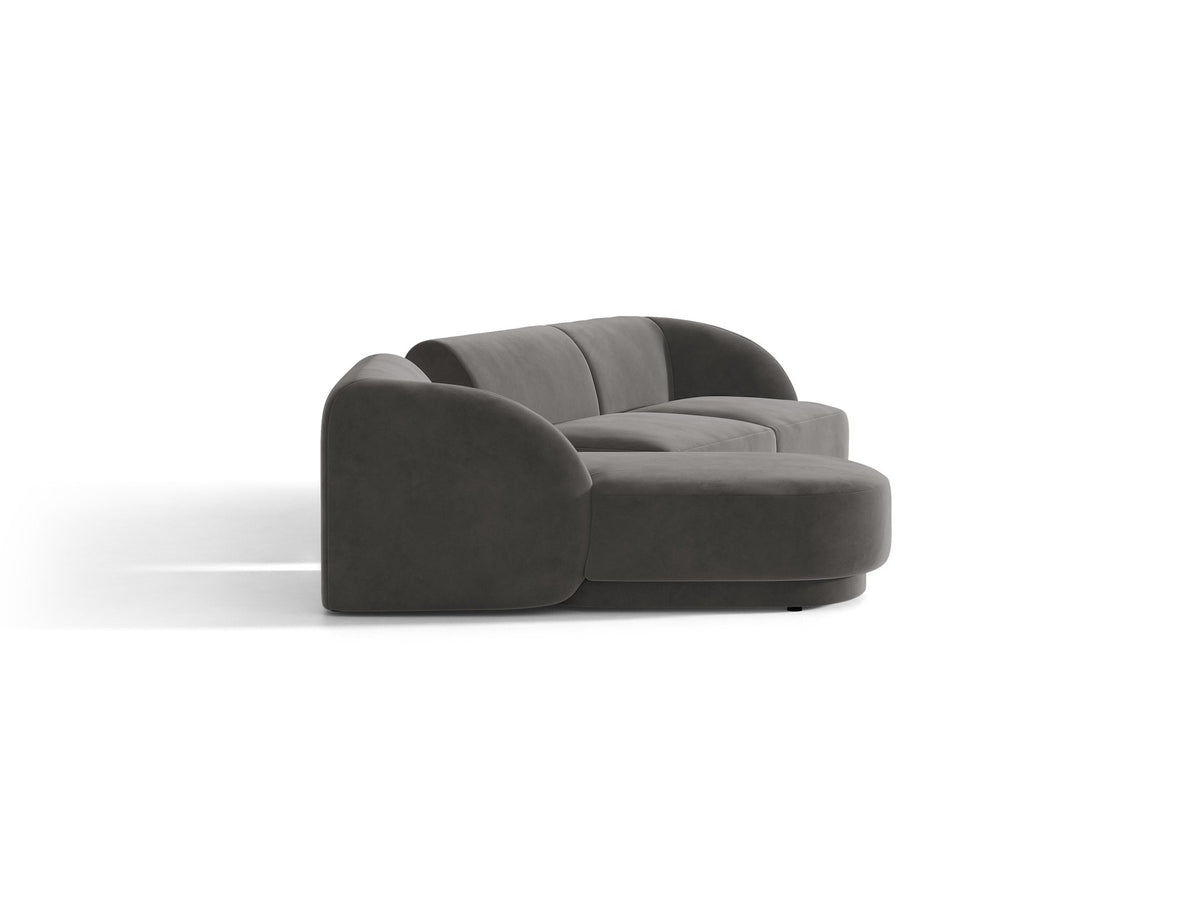 Braunes modulares Sofa Miley von Micadoni mit Bouclé-Stoff, schwarzen Kunststoffbeinen und breiter Sitzfläche im Wohnraum.