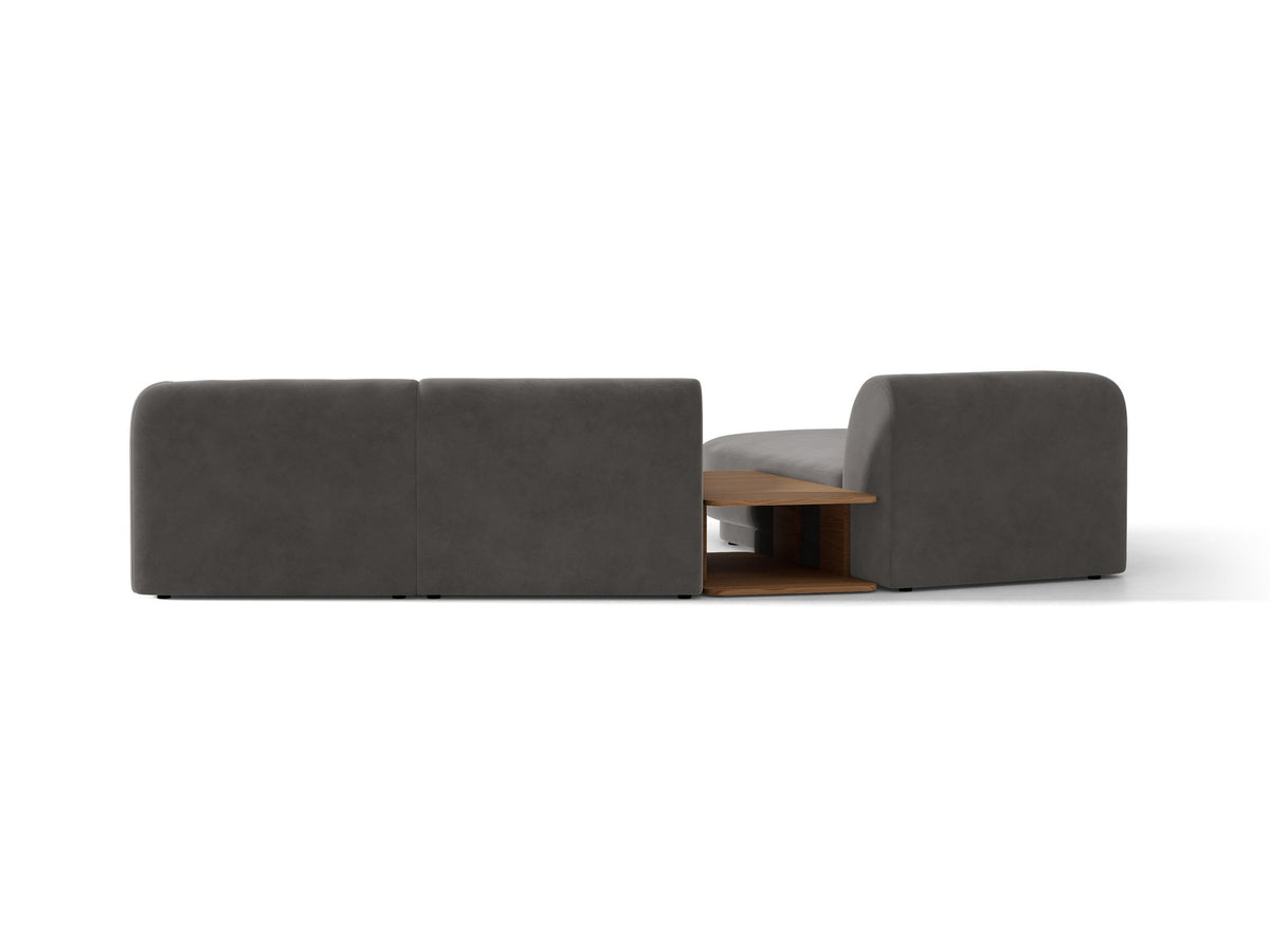 Braunes modulares Sofa Miley von Micadoni mit Bouclé-Stoff, schwarzen Kunststoffbeinen und breiter Sitzfläche im Wohnraum.
