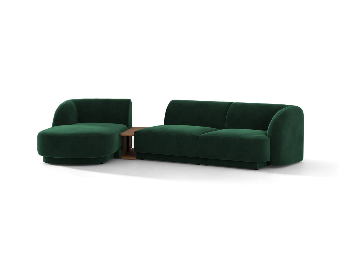 Braunes modulares Sofa Miley von Micadoni mit Bouclé-Stoff, schwarzen Kunststoffbeinen und breiter Sitzfläche im Wohnraum.