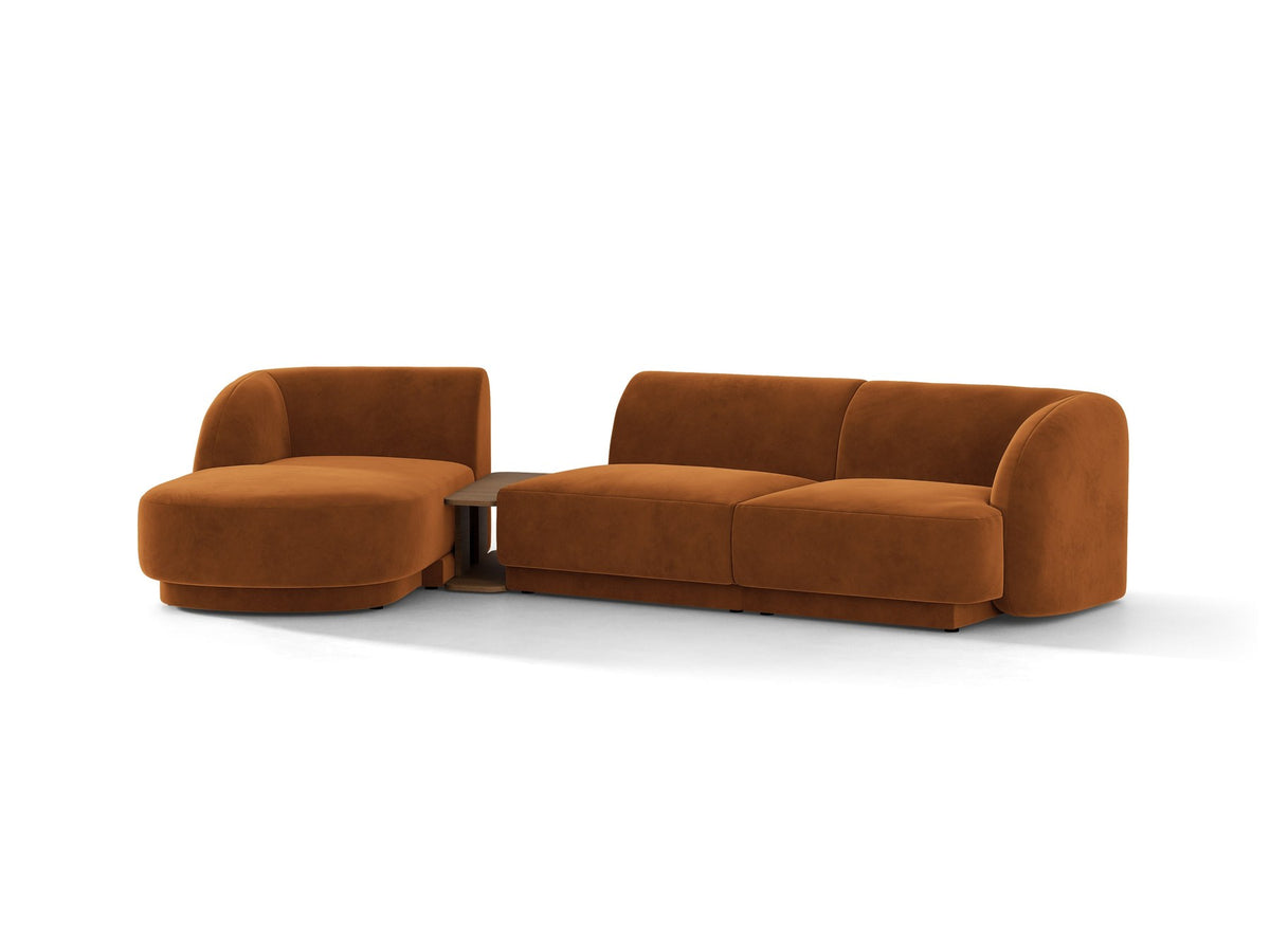 Braunes modulares Sofa Miley von Micadoni mit Bouclé-Stoff, schwarzen Kunststoffbeinen und breiter Sitzfläche im Wohnraum.