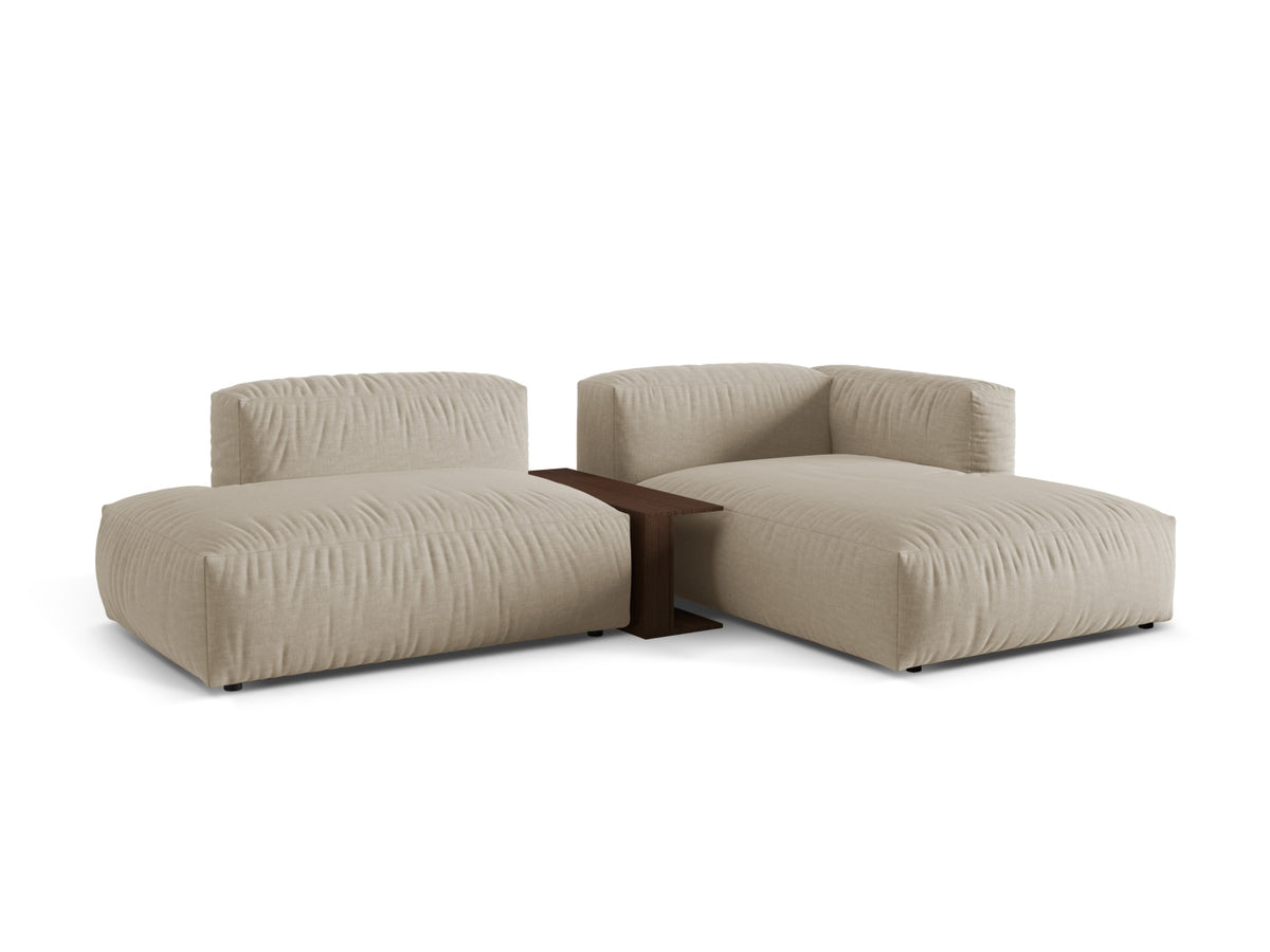 Elegantes Martina Ecksofa in Light Beige mit praktischem Beistelltisch, ideal für stilvolle Wohnräume. Modulares Design von Micadoni.