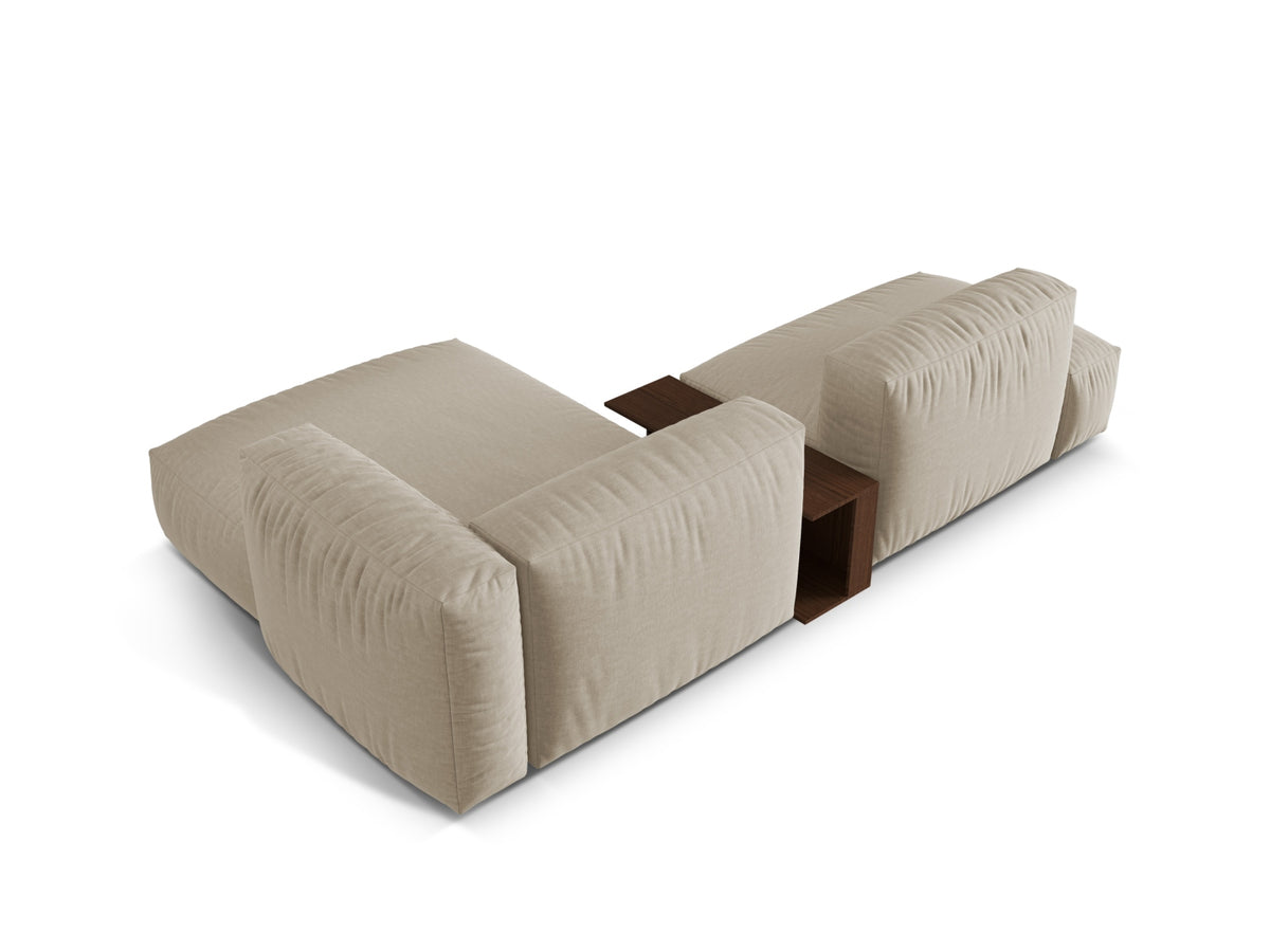 Elegantes Martina Ecksofa in sanftem Beige, inklusive integriertem Beistelltisch, ideal für stilvolle und komfortable Wohnräume.
