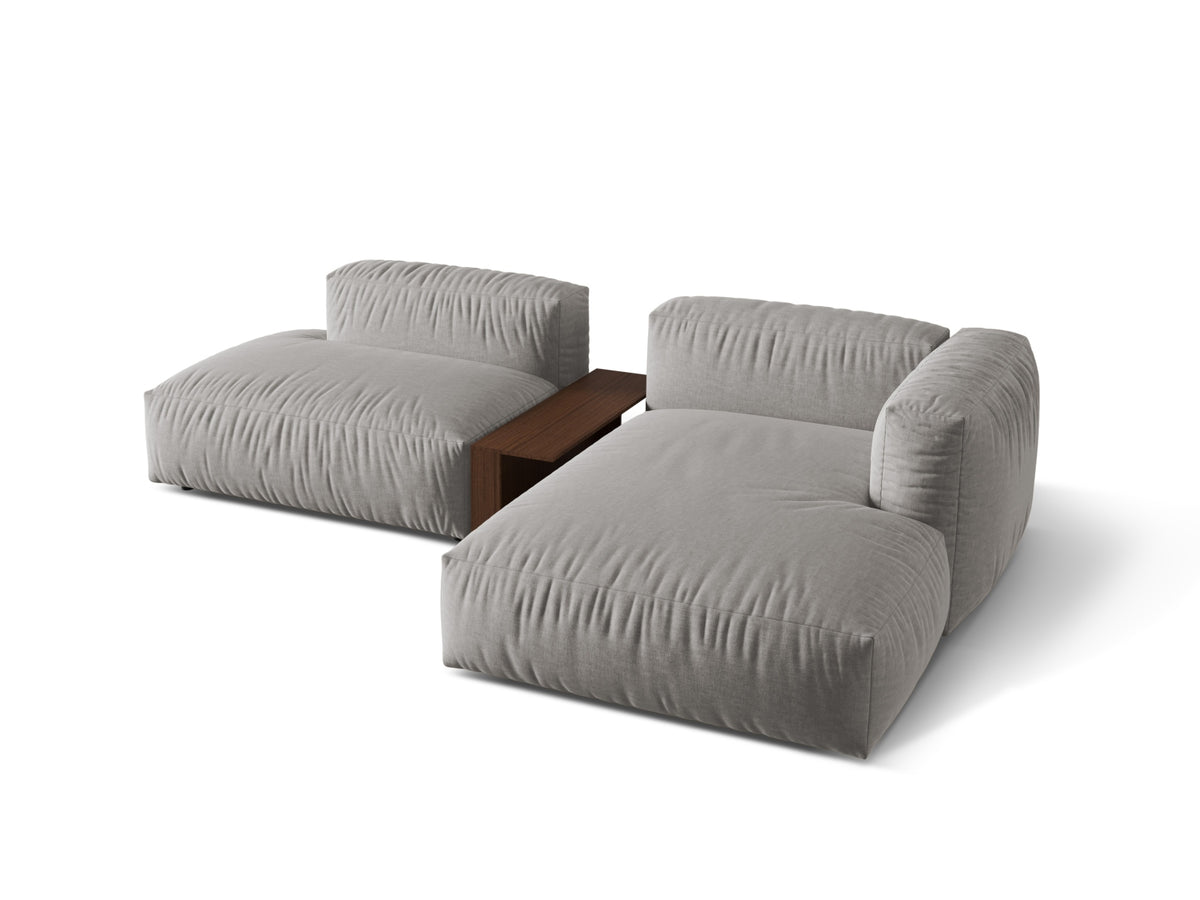 Elegantes, hellgraues 2-Sitzer Ecksofa Martina mit integriertem Beistelltisch, perfekt für stilvolle Wohnräume und entspannte Stunden.