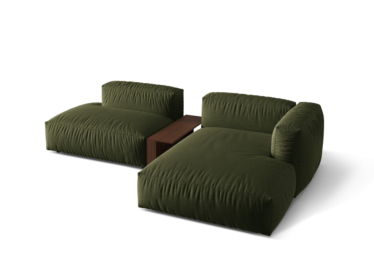 Stylisches Martina L-Sofa in trendigem Grün, ausgestattet mit praktischem Beistelltisch, perfekt für stilvolle Wohnzimmer.