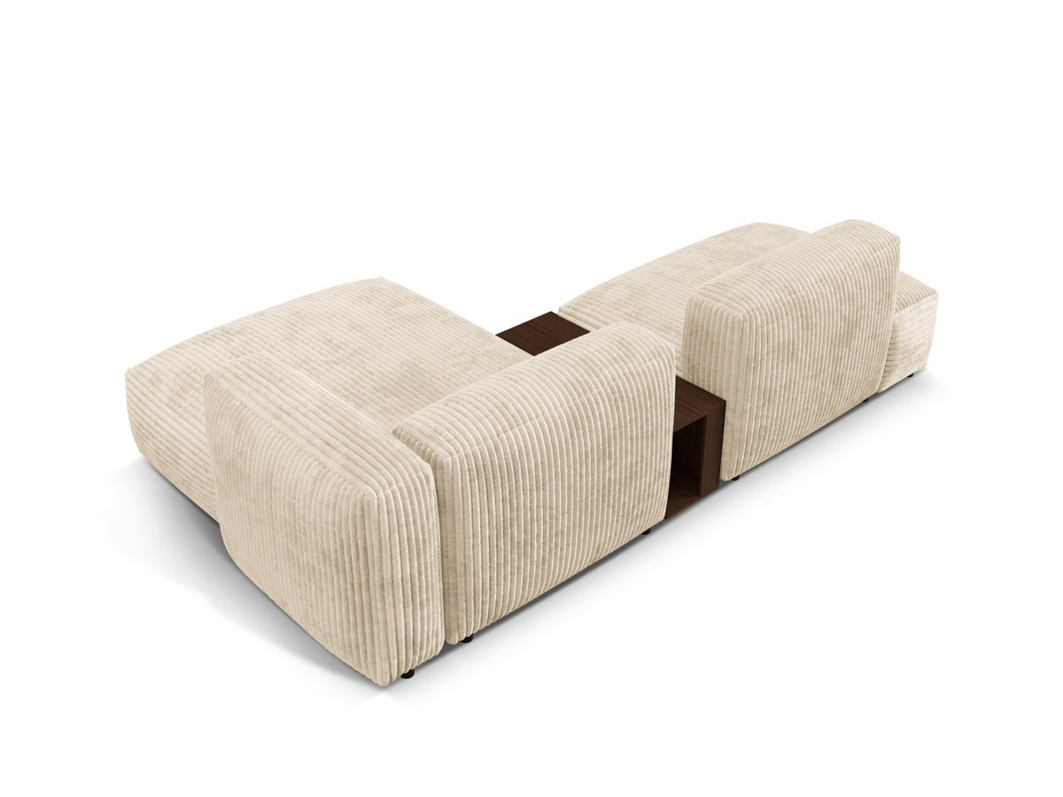 Elegantes Martina L-Sofa in sanftem Beige, rechtsseitig, mit integriertem Beistelltisch – ideal für stilvolle Wohnräume.