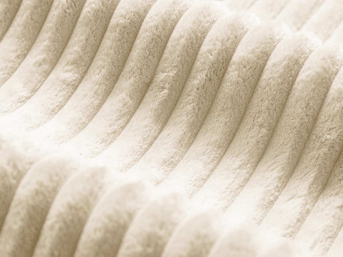 Modernes Martina Ecksofa in hellem Beige, rechtsseitig, ausgestattet mit praktischem Beistelltisch – perfekt für gemütliche Wohnzimmer.