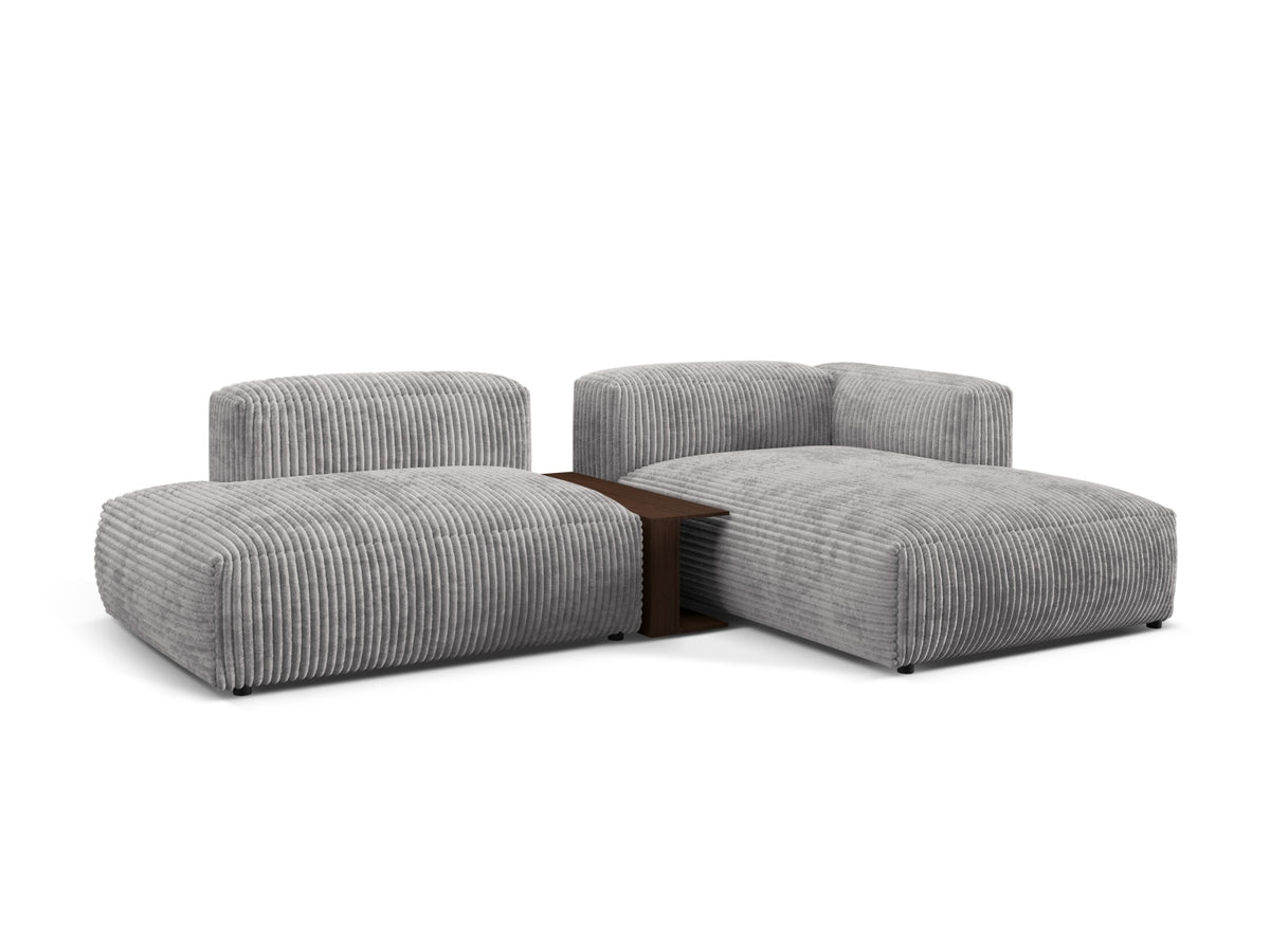 Modernes, hellgraues L-Sofa Martina mit zwei Sitzen und praktischem Beistelltisch, ideal für gemütliche Abende und stilvolle Einrichtung.