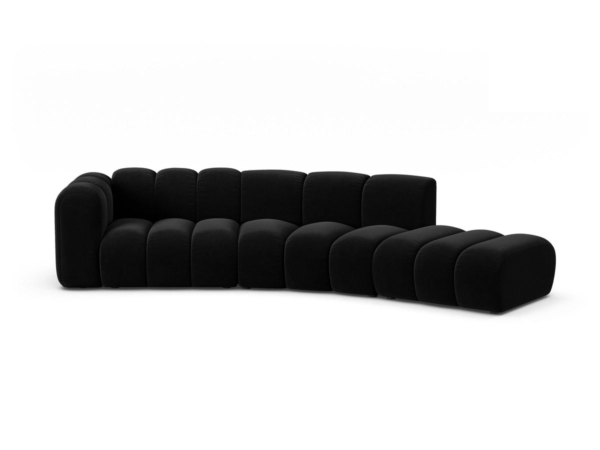 Offenes rundes L-Sofa rechts von Micadoni in Leichtes Beige mit Venus-Samtstoff, schwarzen Kunststoffbeinen und grosszügiger Sitzfläche.