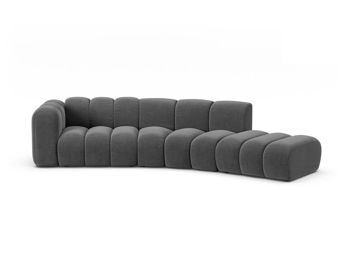 Offenes rundes L-Sofa rechts von Micadoni in Leichtes Beige mit Venus-Samtstoff, schwarzen Kunststoffbeinen und grosszügiger Sitzfläche.