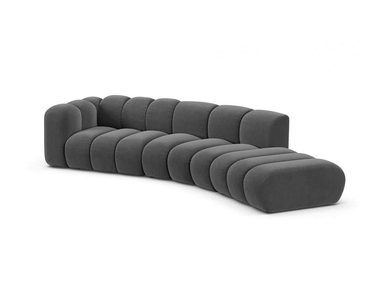 Offenes rundes L-Sofa rechts von Micadoni in Leichtes Beige mit Venus-Samtstoff, schwarzen Kunststoffbeinen und grosszügiger Sitzfläche.