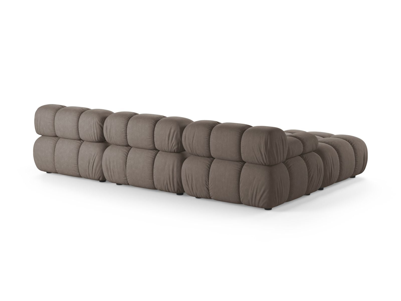 Elegantes 4-Sitzer Sofa Bellis in stilvollem Cappuccino-Liberty, ideal für entspannte Abende und stilvolle Einrichtungsideen.