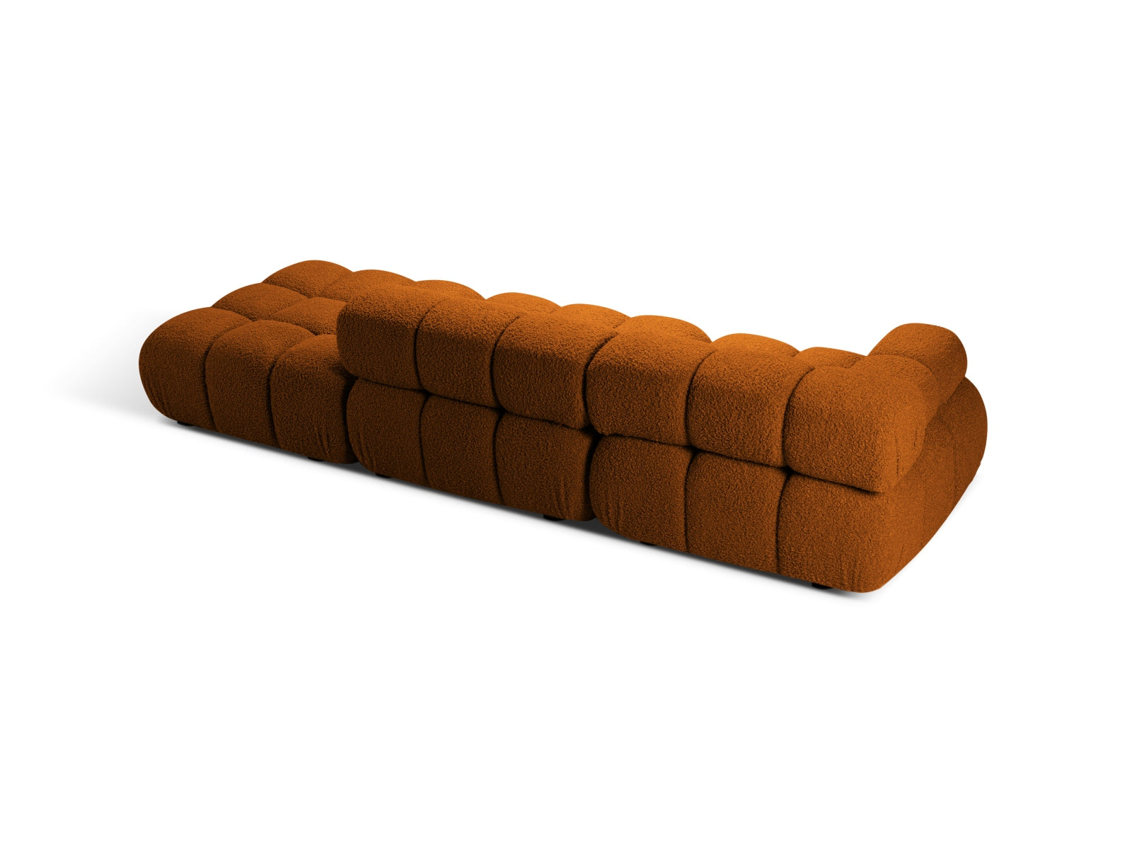 Erleben Sie das Bellis Boucle Sofa von Micadoni: Ein elegantes, modulares 4-Sitzer Möbelstück, das Komfort und Stil vereint und nachhaltig produziert ist.