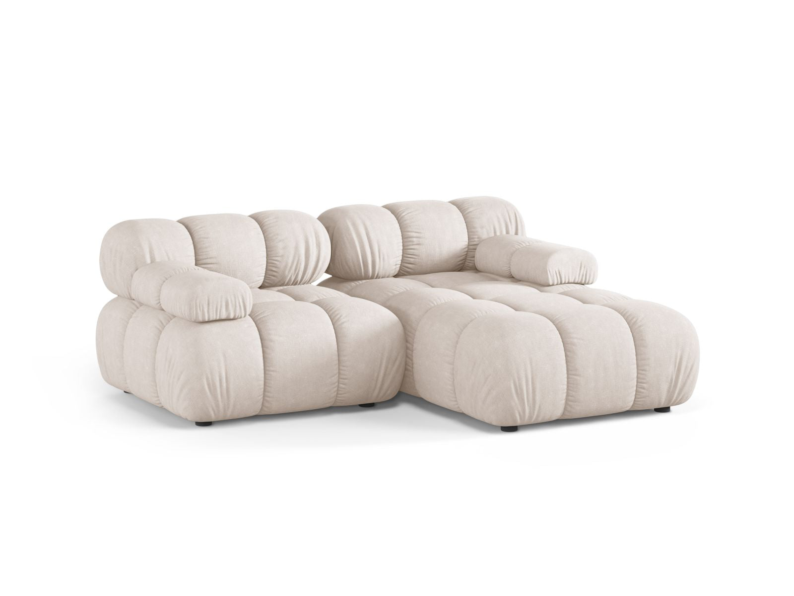 Elegantes 3-Sitzer Ecksofa Bellis in sanftem Beige, ideal für stilvolle Wohnräume. Hochwertige Verarbeitung von Micadoni.
