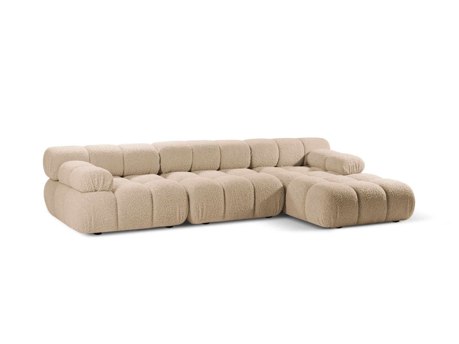 Elegantes Bellis Boucle Ecksofa in Sand-Rolf, 4-Sitzer, modulare Bauweise, ideal für stilvolle Wohnräume, präsentiert von KAQTU Design AG.