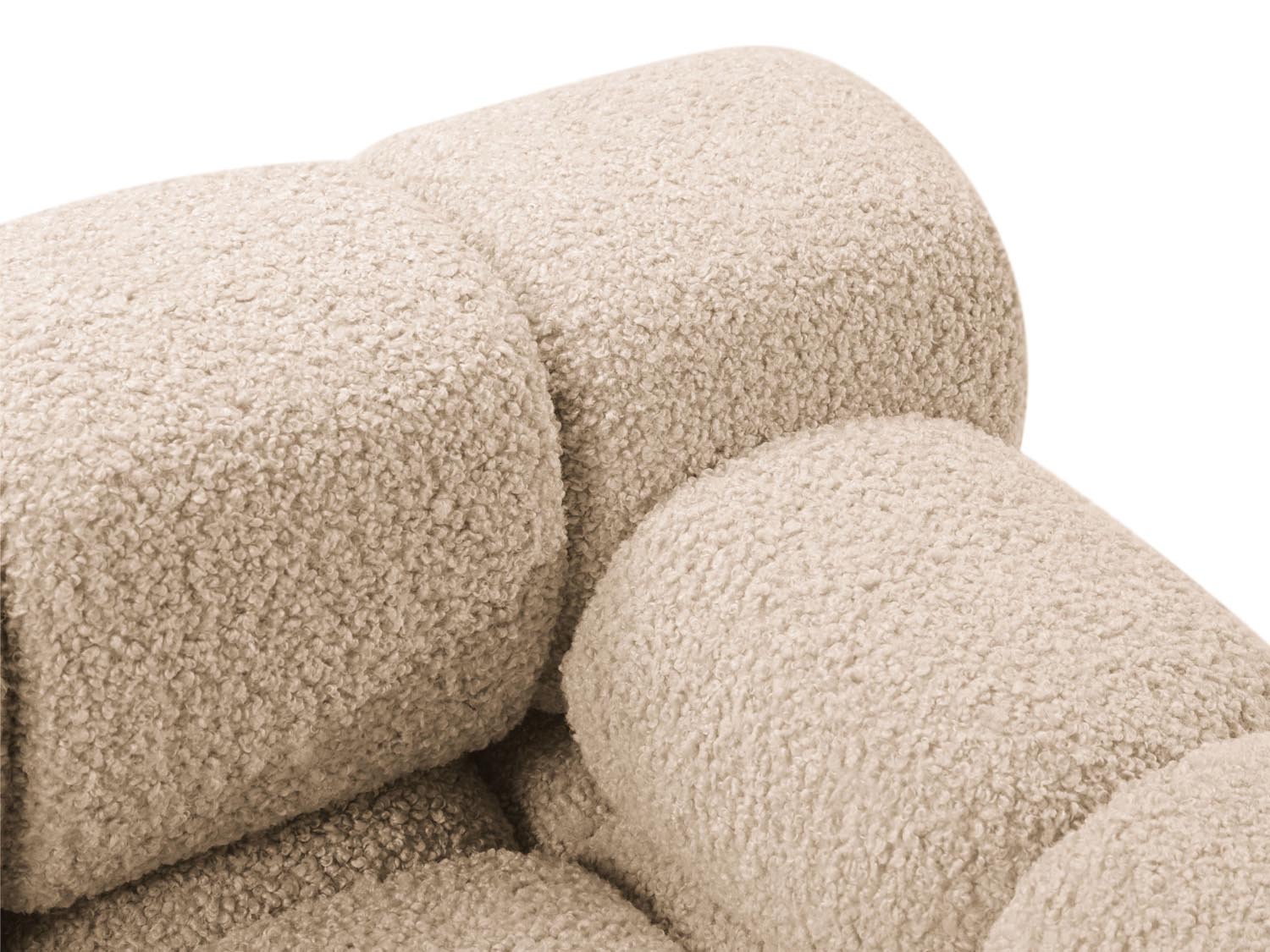 Elegantes Bellis Boucle Ecksofa in sanften Erdtönen, 4-Sitzer, ideal für stilvolle Wohnräume und entspannte Stunden.
