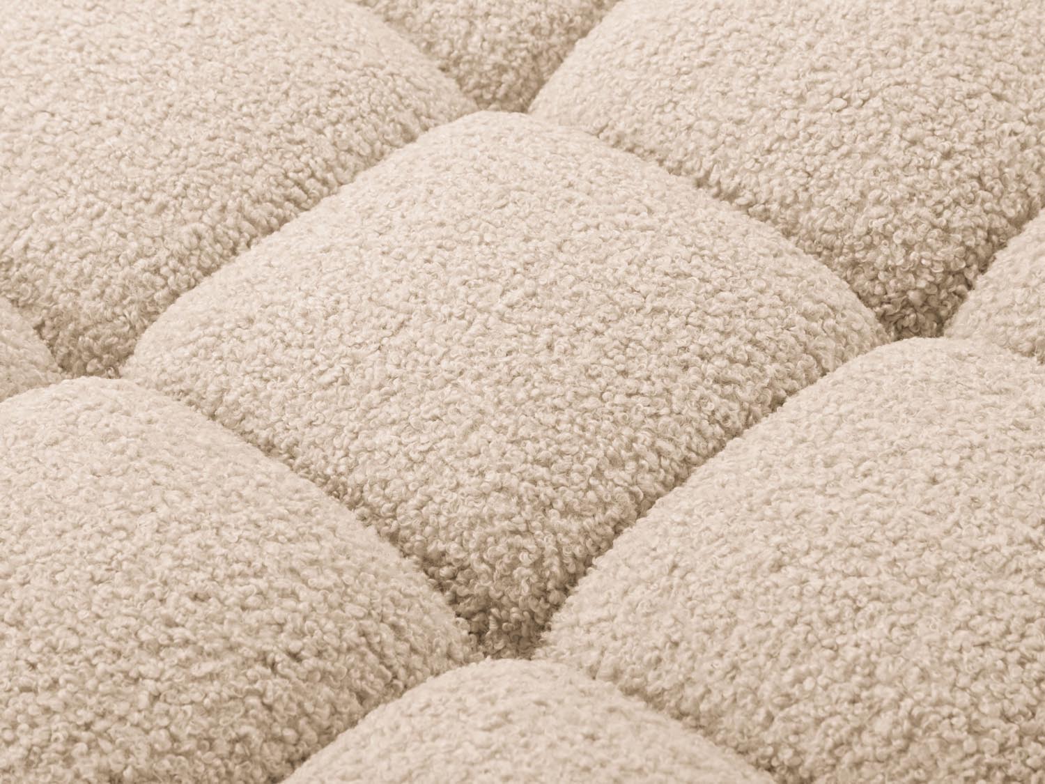 Elegantes Bellis Boucle Ecksofa in warmen Erdtönen, 4-Sitzer, ideal für stilvolle Wohnräume und entspannte Stunden.