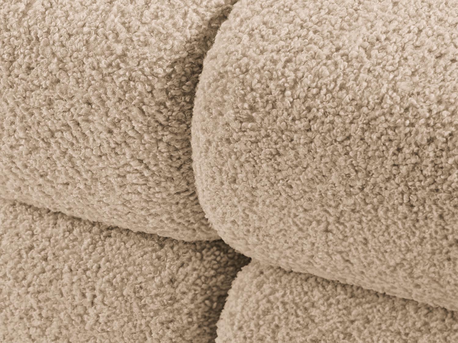 Modulares Bellis Boucle Ecksofa in sanften Erdtönen, 4-Sitzer, perfekt für gemütliche Abende und modernes Wohndesign.