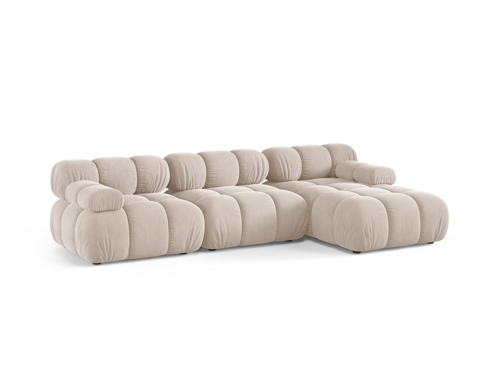 Elegantes 4-Sitzer Ecksofa Bellis in hellem Beige, ideal für moderne Wohnräume, präsentiert von Micadoni im KAQTU Onlineshop.