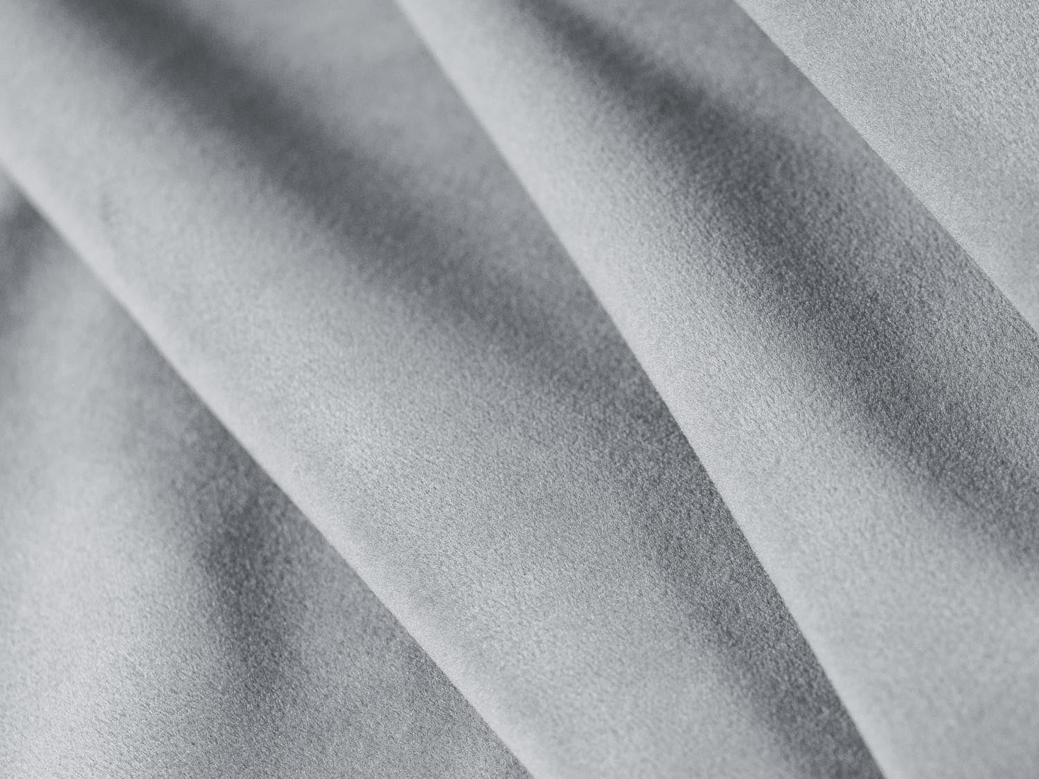 Elegantes, modulares Ecksofa Bellis in zartem Hellblau, 7-Sitzer, ideal für stilvolle Wohnräume und gesellige Abende.