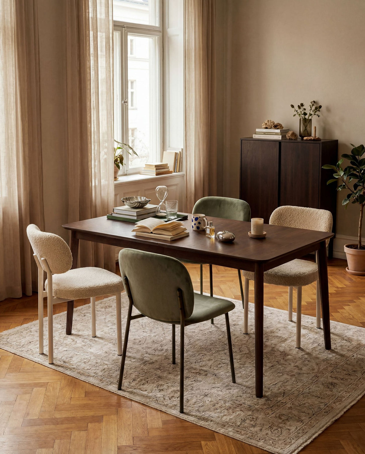 Foto eines ausziehbaren Esstischs aus natürlichem Eichenfurnier mit Holzbeinen, rechteckiger Form und Massen von 160x90x76 Zentimetern.