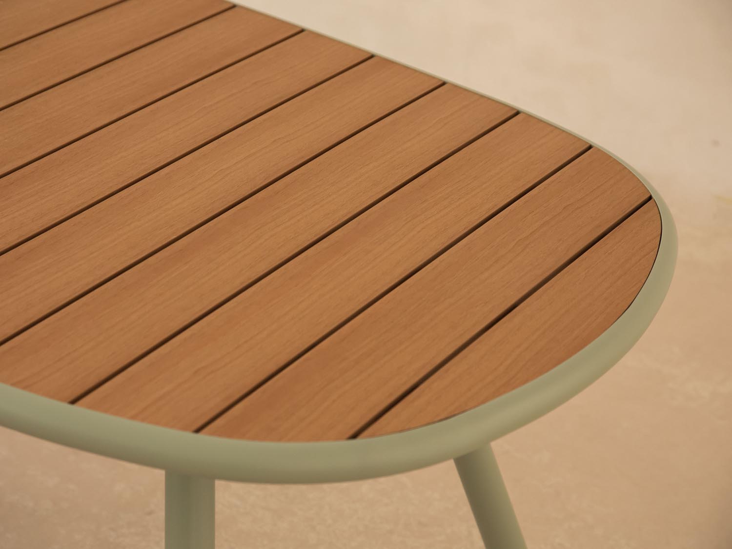 Moderner Outdoor-Tisch Niublau, 180x90 cm, für 6 Personen, ideal für Gartenpartys und entspannte Stunden im Freien, von Micadoni.