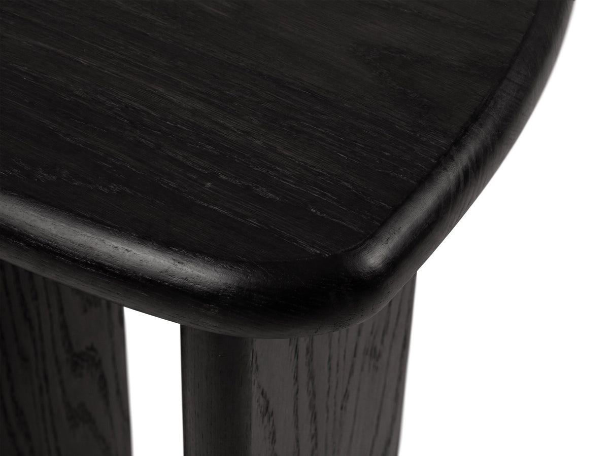 Rechteckiger Beistelltisch aus Holz in schwarzer Eichen-Optik mit zwei schlanken Beinen und niedriger Bauform, Modell Lana von Micadoni.