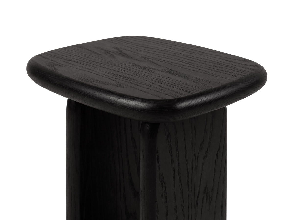 Rechteckiger Beistelltisch aus Holz in schwarzer Eichen-Optik mit zwei schlanken Beinen und niedriger Bauform, Modell Lana von Micadoni.
