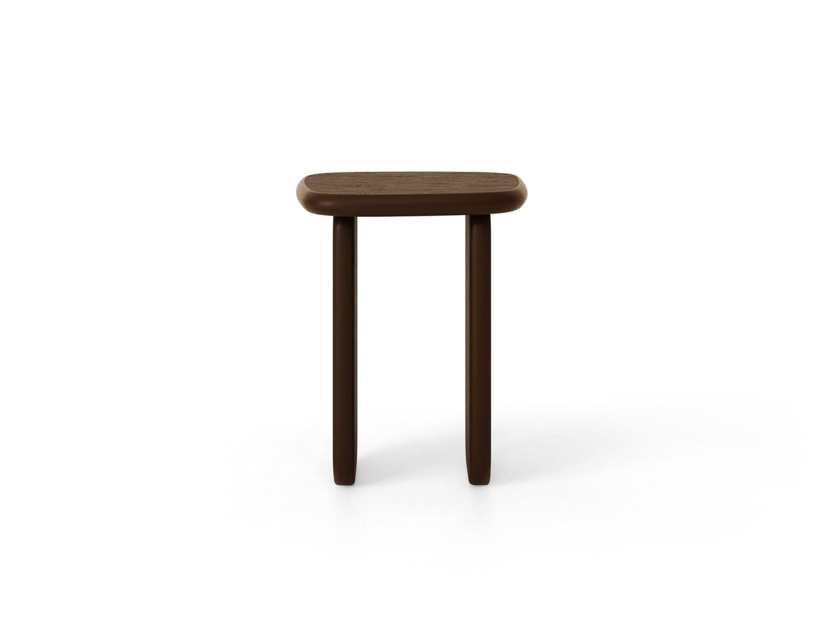 Rechteckiger Beistelltisch aus Holz in schwarzer Eichen-Optik mit zwei schlanken Beinen und niedriger Bauform, Modell Lana von Micadoni.