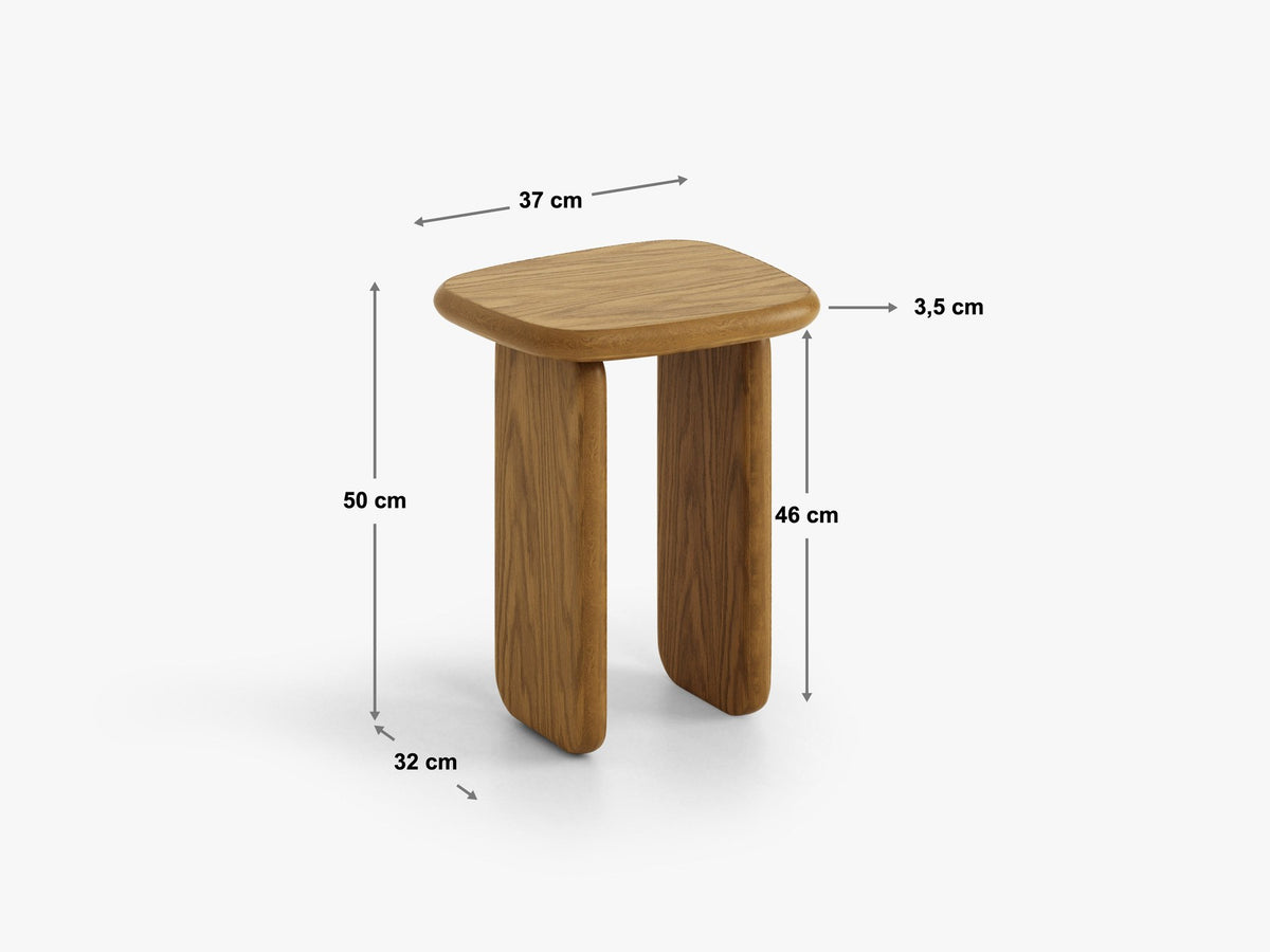 Rechteckiger Beistelltisch aus Holz in schwarzer Eichen-Optik mit zwei schlanken Beinen und niedriger Bauform, Modell Lana von Micadoni.