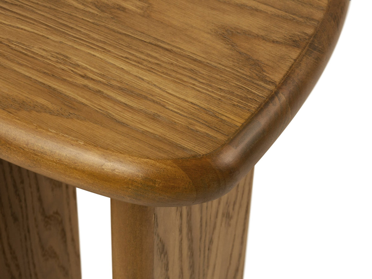 Rechteckiger Beistelltisch aus Holz in schwarzer Eichen-Optik mit zwei schlanken Beinen und niedriger Bauform, Modell Lana von Micadoni.