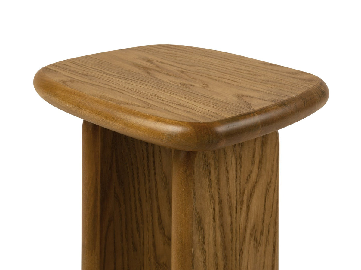 Rechteckiger Beistelltisch aus Holz in schwarzer Eichen-Optik mit zwei schlanken Beinen und niedriger Bauform, Modell Lana von Micadoni.